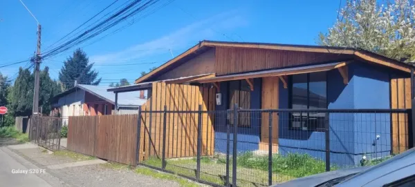 Casa remodelada con cabaña en sector residencial de Villarrica, con 3 dormitorios