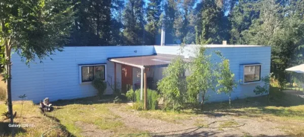 Parcela de 5.000 m² con dos casas en la Octava Faja, con estero propio, APR y luz