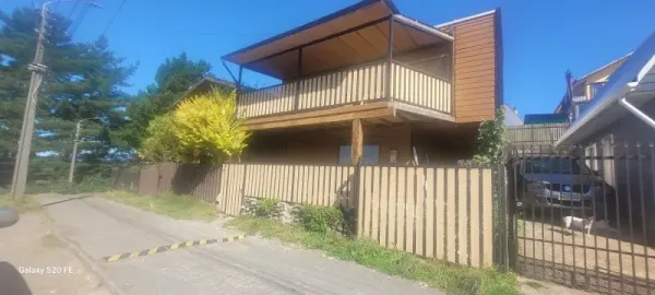 Casa remodelada de 4 dormitorios en Altos de Villarrica, con vista al lago