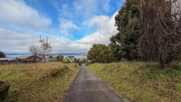 Sitio de 240 m² en Villa Portal del Sol, Panguipulli, a 1 km del centro y con vista al lago