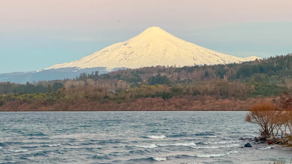 El volcán Villarrica desde la ribera del lago